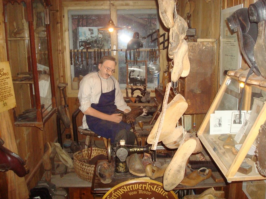 1. Tiroler Holzmuseum - Wildschönau - Anschaulich ist die Arbeit mit und an Holz dargestellt. - © Holzmuseum Auffach